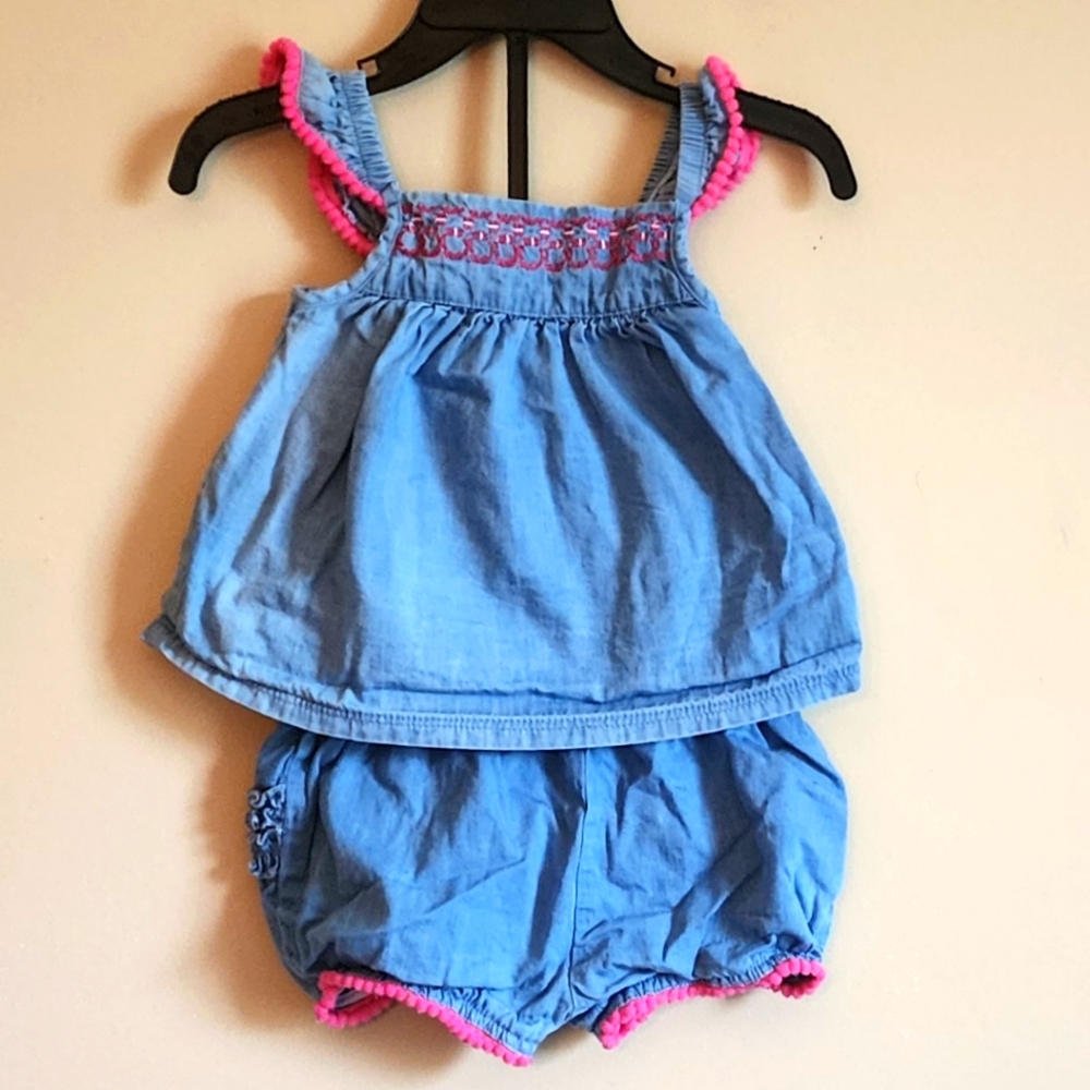 Baby Essentials Baby Girl 2-piece Set. Top and Shorts Size 9 months.